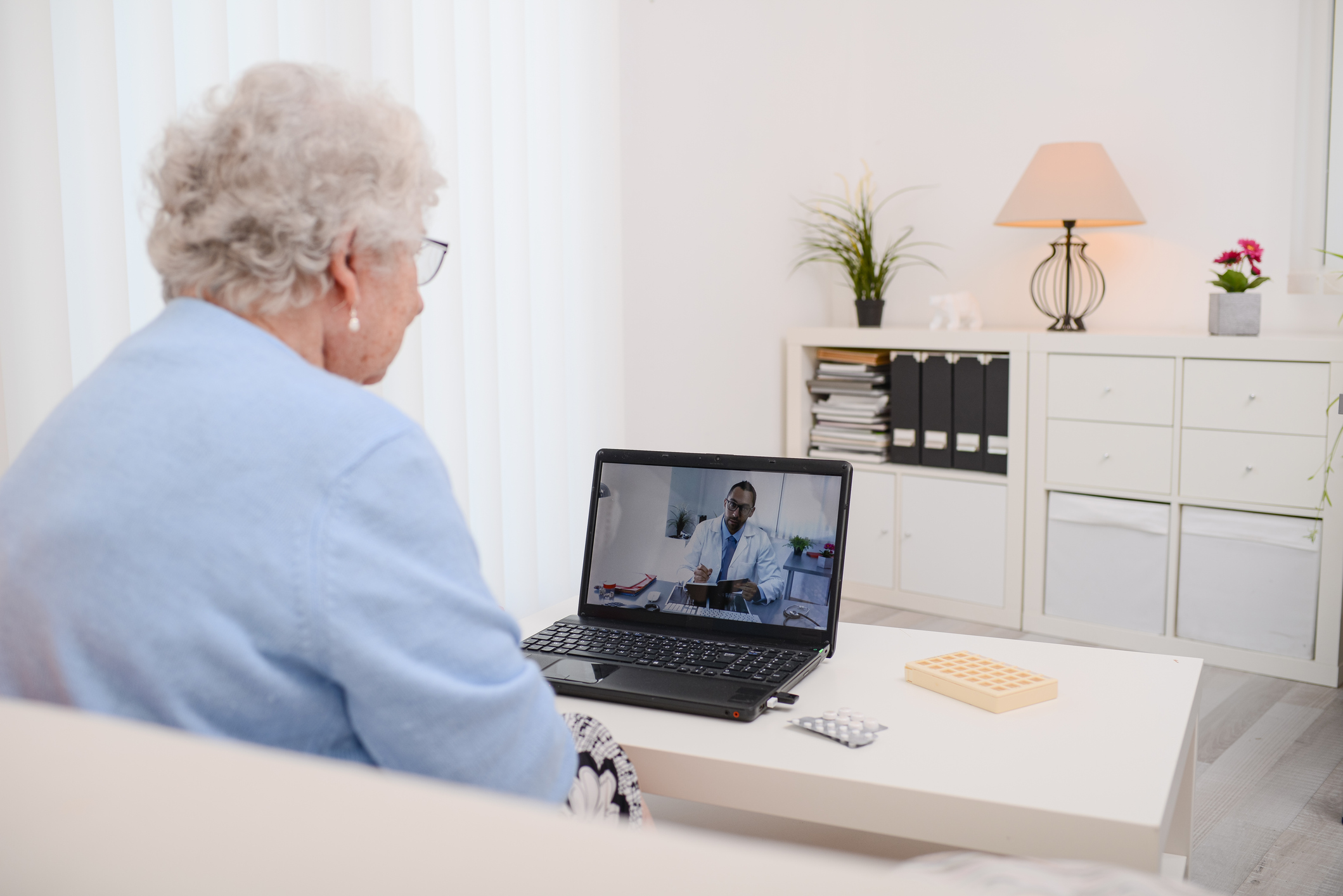 Older adult talking with her doctor on a computer screen